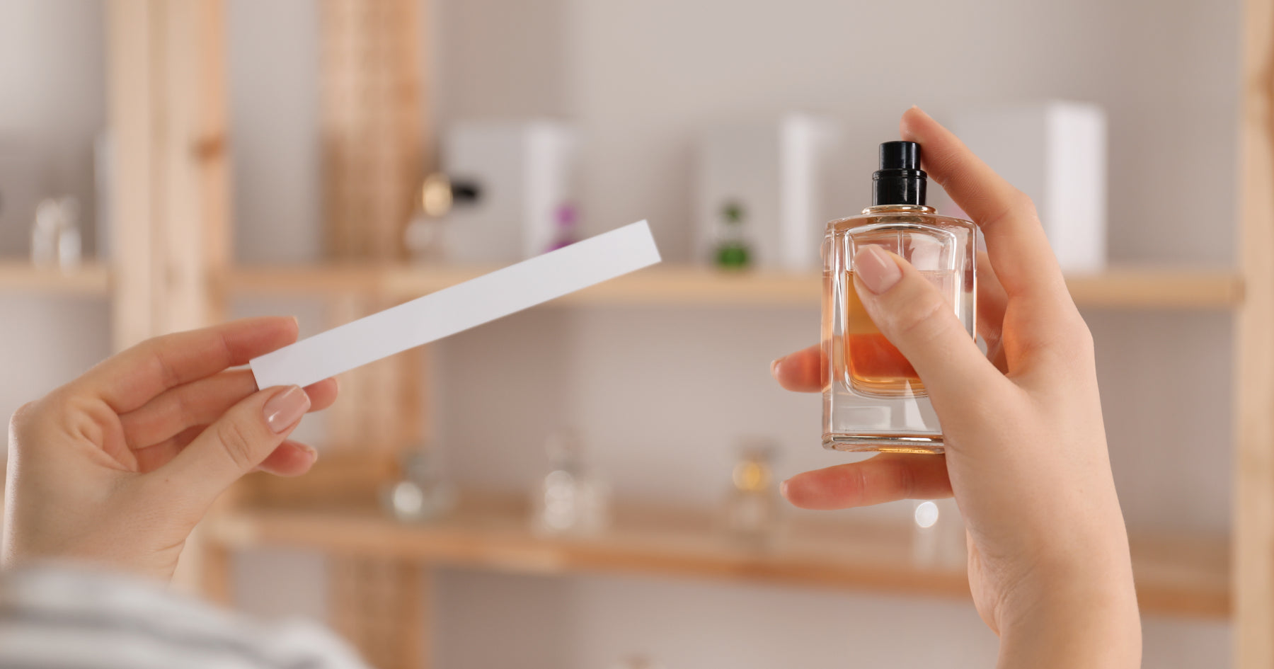 香水を試している女性
