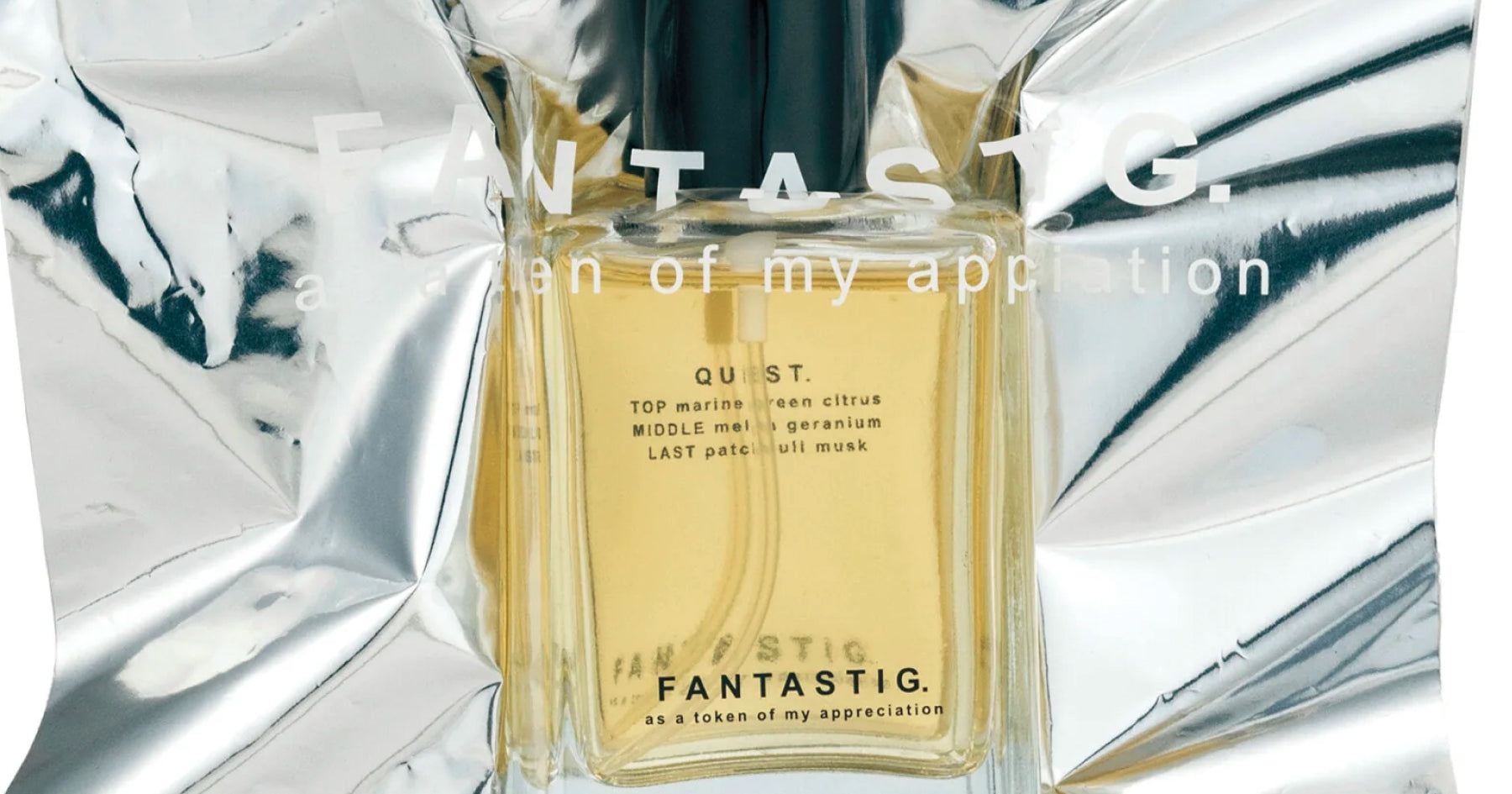 シルバーの袋でラッピングされた香水